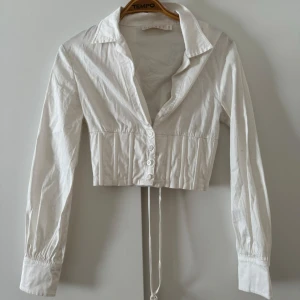 Meshki vit skjorta/blus - Croptop skjorta från meshki🤍