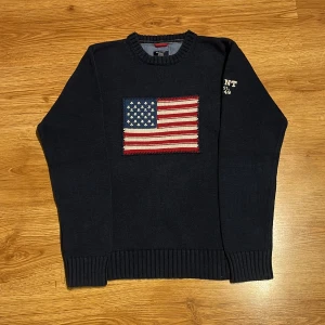 Stickad Gant tröja  - Stickad Gant tröja i storlek M, bra skick utan några skavanker bara att den är lite nopprig men inget som syns. Säljer för 350kr men priset kan diskuteras vid affär, kom DM vid frågor eller mer bilder på tröjan 