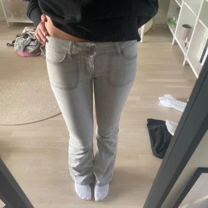 Lågmidjade bootcut jeans - Ljus våra lågmidjade bootcut jeans fprn nelly. Köpte för 699kr.  Midjemått-35-39cm, väldigt töjbara (tvärs över) Innerbenslängd- 81cm