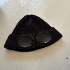 cp company mössa - helt äkta cp company mössa! sparsamt använd, vänt på glaset. kom privat vid frågor 