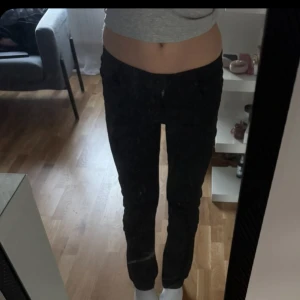 lågmidjade bootcut jeans - Svarta lågmidjade jeans från vero moda.  Nästan oanvända. Storlek S men passar xs. Säljer för har många jeans.