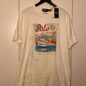 Ralph Lauren T shirt - Säljer nu denna extremt snygga Ralph lauren T shirten som är helt ny! och väldigt eftertraktad| nypris 1400|