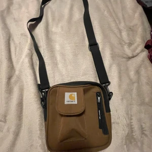 Carhartt crossbody väska  - Hejsan! Säljer nu min Carhartt väska då jag inte använder den längre. Den är köpt på Asos och har kvitto på köpet!🤗