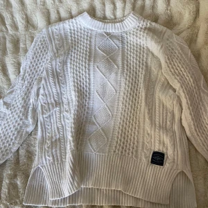 Vit stickad tröja  - Vit stickad tröja från superdry. Fin till hösten och vintern 💞
