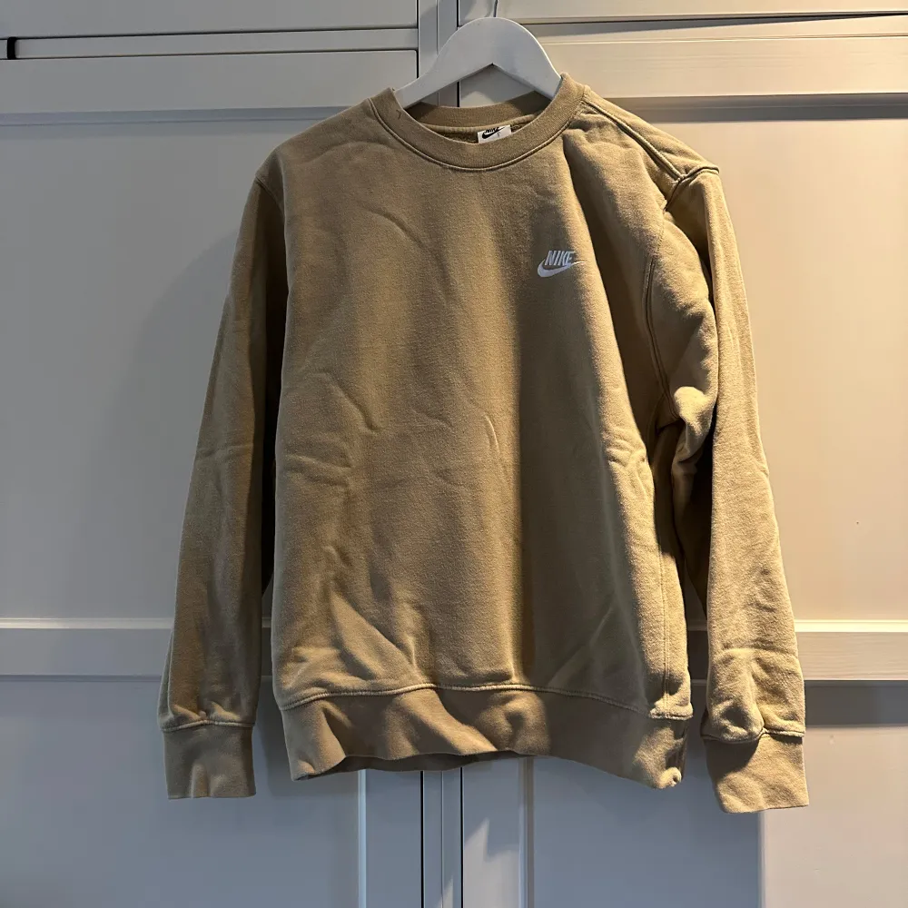 Beige sweatshirt i storlek S, normal passform. Använd och lite urtvättad.. Tröjor & Koftor.