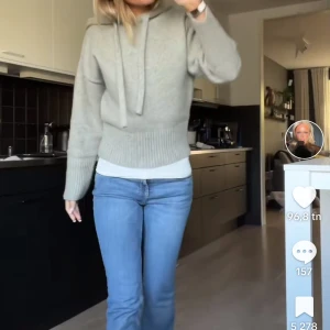 Grå stickad tröja zara - Nu säljer jag min supersnygga stickade tröja som inte kommer till användning längre🍒🍒använd ksk 8 ggr nypris skulle gissa på 350kr men säljer för 200. Priset kan diskuteras💕💕