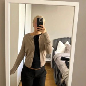 Kofta - Brun fin kofta, jätte fint skick aldrig använd. 