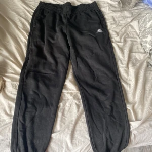 Adidas mjukis - Adidas mjukisbyxor. Använda ett tag. Inga defekter förutom att lappen där storleken står är avklippt. Sköna och sitter löst.