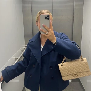 Design By Si jacka - Säljer denna marinblåa kappan från Design By Si💓 Jättefin och bra kvalitet! Har inga tecken på användning😊 Nypris: 800kr med frakt 