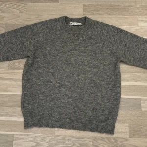 Stickad tröja - jättefin perfekta gråa färgen, stickad tröja, nyskick och jättebekväm från Zara