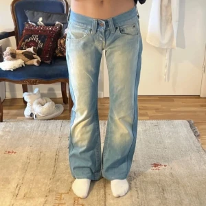 Lågmidjade Replay jeans - (Förra ägarens bilder) Lågmidjade Replay jeans köpta här på plick 💐 midjemåttet är ca 40 cm och innerbenslängden 77 cm Lite slitningar på ena hälen