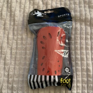 Röda benskydd  - Helt oanvända röda benskydd 