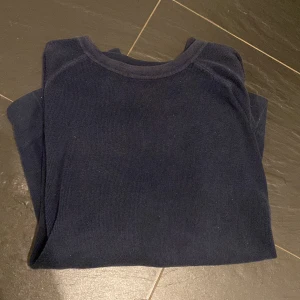 Stickad tröja - Storlek M men krympt bara lite. Ändå ganska så bra skick trots att jag har haft den i ungefär 2 år. Kom gärna med bud och tveka aldrig med frågor.