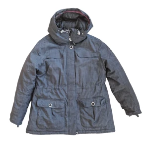 McKinley vinterjacka som ny - En grå tjock vinterjacka med huva och dragkedja framtill från McKinley. Den har knappt används och är som ny.