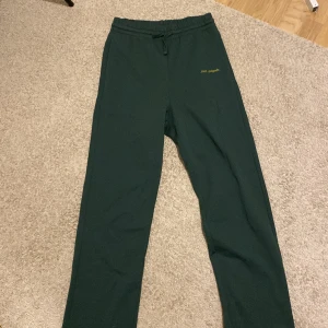 Axel arigato tracksuit - Hej jag säljer denna Axel arigato tracksuit helt ny och är äkta. Vid intresse skriv. Ny pris runt 4000. Byxorna är större storlek än tröjan så byxorna är baggy. 