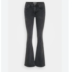 Gina tricot Flare jeans - Jätte snygga flare/bootcut jeans från Gina tricot som tyvärr har blivit för små!! Ungefär midwaist, lite andvända men inte jätte mycket köpte dom i julas, skriv om du har frågor!