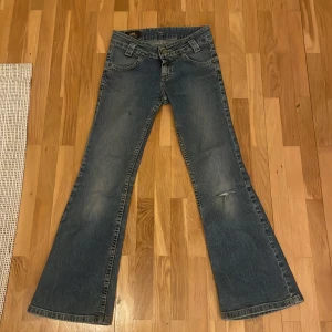 Lee jeans - Bra skick, litet skrap märke vid knäna men annars jätte bra skick strlk 140/9 år till barn men jag skulle säga att de är stora i storleken och passar 146-150 . Tar helst endast Swish 
