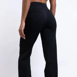 Kostymbyxor Madlady - Fina kostymbyxor från madlady. Säljer då de är för stora för mig, endast testade så i nyskick! 🩷 Är villig att gå ner i pris! 