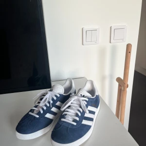 Adidas Gazelle strl 38 - Endast testade två gånger, nyskick förutom lite smutsig sula. Tyvärr för små för mig, är en 38:a i vanliga fall men skulle säga att dessa är lite små i storlek.   Nypris: 1250kr Mitt pris: 900kr