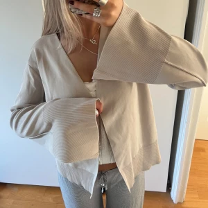 Cardigan  - Cardigan med slits i armarna, från WERA🫧🤍