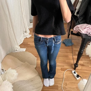 Lägmidjade jeans - Snygga lågmidjade jeans som är lite slitna nedtill därav priset. W25 L34