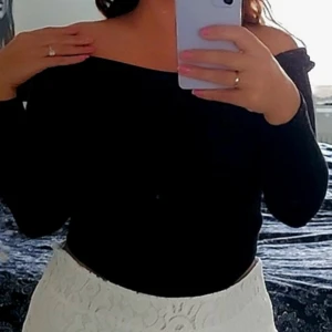 Off sholders tröja - Tröjan är trendig och användt bara en gång