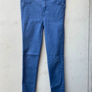 Blå jeans från 157 - Säljer ett par snygga blå jeans från 157 i storlek S. De har en klassisk design med fickor både fram och bak. Perfekta för vardagsbruk och kan matchas med nästan vad som helst. Superbekväma och stilrena!