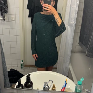 Grön glitter klänning  - Grön glittrig klänning från shein med öppen rygg, använd 1 gång