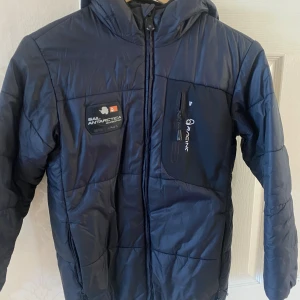 Sail racing jacka  - Sail racing jacka i bra skick, endast ett liten reva vid dragkedjan. Storlek 150 