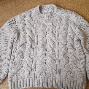 Stickad tröja oversize - Stickad tröja från NA-KD, storlek XXS-XS, passar mig som har XS/S. Denna är oversize i passformen. Använd 1-2 gånger, fint skick!