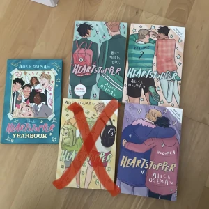 Heartstopper - Heartstopper böcker! 65kr enskilt och 200kr för alla tillsammans. Har kvar alla böcker förutom bok 3 som man kan se på bilderna :) alla böcker är också på engelska, säg till om fler bilder behövs eller om du har frågor ❤️