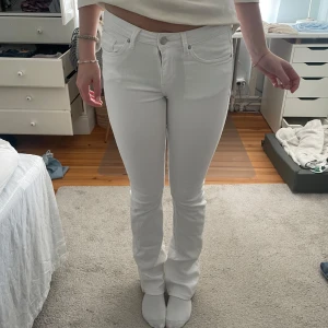 Vita jeans - Jätte snygga vita jeans från Gina. Super bra skick, jag är runt 170💗