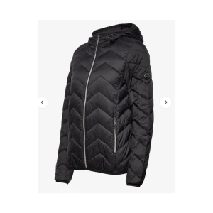 NY lättviktsjacka ❤️ - Jättefin helt ny i förpackningen! Köpte två likadana i olika storlekar och den ena glömdes bort att skickas tillbaka. Den ligger alltså fortfarande orörd i plast❤️Fin jacka i snygg modell!