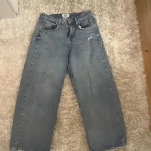 Lågmidjade baggyjeans dam i storlek 27W 32L, normal i storlek. Använd cirka 10 gånger  Baggyjeans passar till det mesta både tajta toppar eller mer loose fit tröjor. Supersköna och snygga. Jag är 173cm