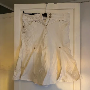 vit volang kjol  - så sjukt cool vit ribbad kjol med ”volanger” där nere! storlek S❣️🙏