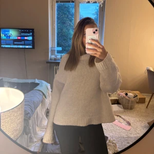 Vit stickad tröja - Säljer denna så fina vita stickade från hm. Passar så bra till hösten och vintern. Tveka inte att höra av er❣️