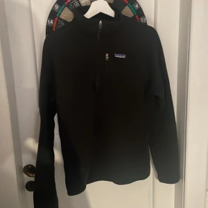 Patagonia tröja  - En snygg patagonia halv zip tröja i väldigt bra skick 9/10. Perfekt nu till hösten o vintern då den är väldigt varm o skön o väldigt snygg. Storlek S, bara o höra av sig om man har några frågor 