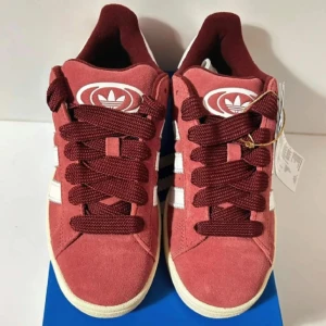 Adidas campus 00 vinröda  - Super snygga, anväda fåtal gånger!! Inga defekter. Kan gå ner i pris vid snabb affär! Vitt snöre kommer med ❤️