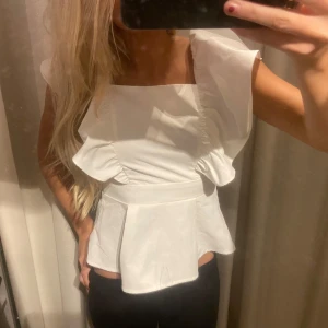 Volang topp - Supersöt topp från Vera Moda, säljer pågrund av att jag inte längre får någon användning av den!!