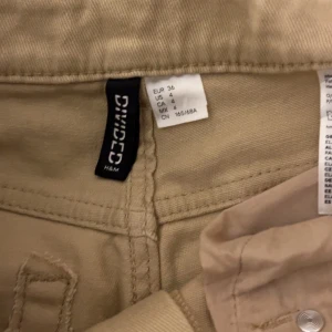 Jeansbyxor - Ett par jeans från H&M. Helt oanvändna pga av att det inte kändes som min stil. Storlek S sitter jättefina på. Färgen är inte så tydlig på bilderna men det är en ganska mörk beige.