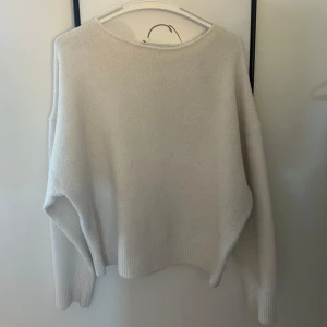 Vit stickad tröja från Zara - jättefin stickad tröja från Zara i mycket fint skick! säljer då jag inte använder den längre. Nypris 399kr 💓