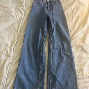 Jeans - Så snygga vida jeans från zara, säljer då dem inte passar mig längre. Men skicket är så fint och materialet är tjockt och inte stretchigt. Jag är 166 och har långa ben, men jeansen passar säkert folk som är längre med. Jeansen är vida och högmidade.🩵