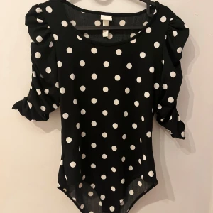 Svart blus med vita prickar - Användes bara en gång bra kvalité.