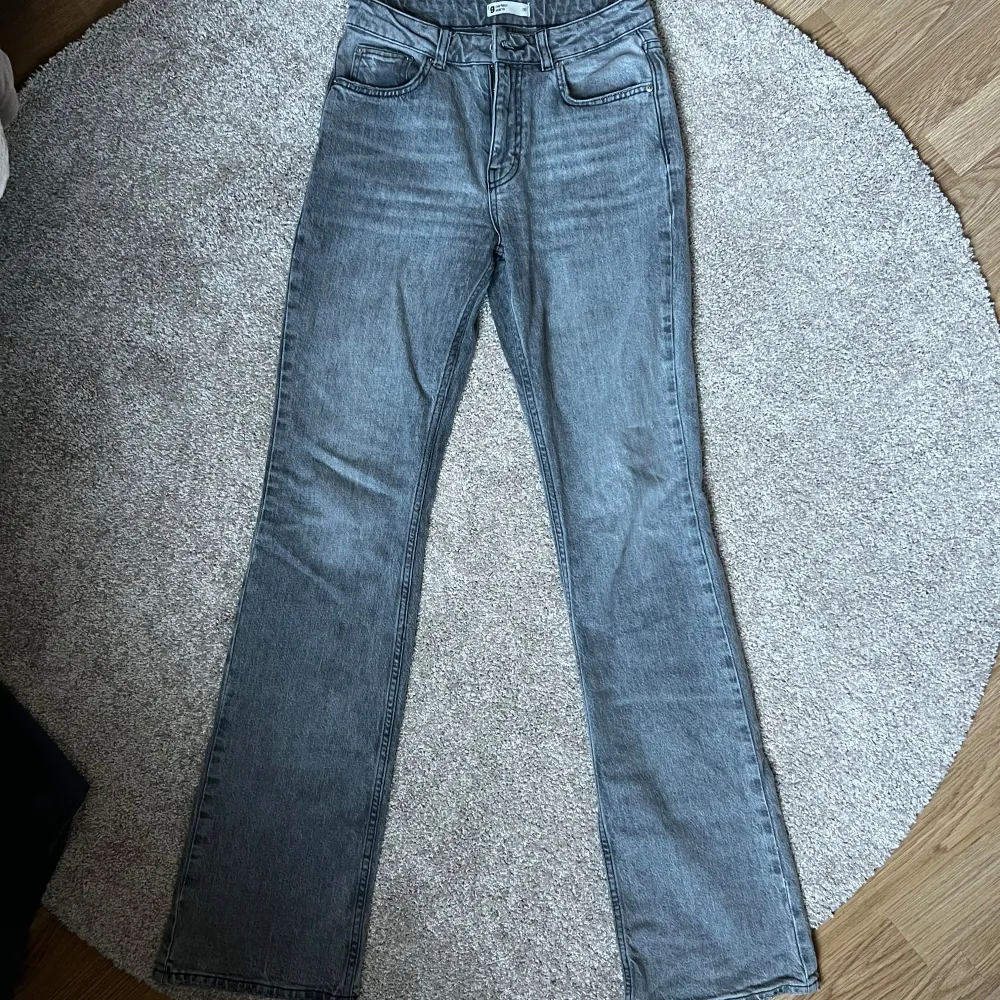 Säljer dessa grå jeans från Ginatricot (perfect jeans) storlek 36💞 Säljer för 300kr, köparen står för frakten💗. Jeans & Byxor.