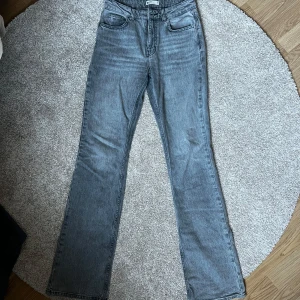 Grå jeans - Säljer dessa grå jeans från Ginatricot (perfect jeans) storlek 36💞 Säljer för 300kr, köparen står för frakten💗
