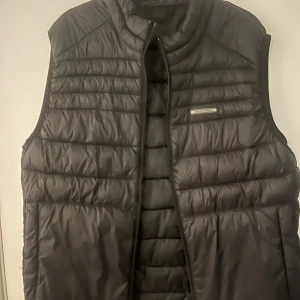 Jack and Jones väst - Väst från Jack and Jones i storlek S