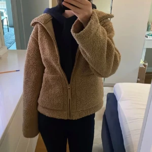 brun teddyjacka H&M - säljer denna oanvända och eftertraktade teddyjackan som nu är helt slutsåld. storleken är XL men passar mig som är en S/M normalt i tröjor men kan också passa en som har L! sitter snyggt overzise på 🥰första bilden är lånad!