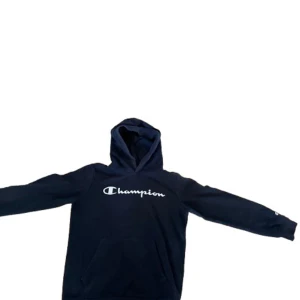 Mörkblå Champion hoodie - Bara använd några gånger och är i väldigt bra skick😃