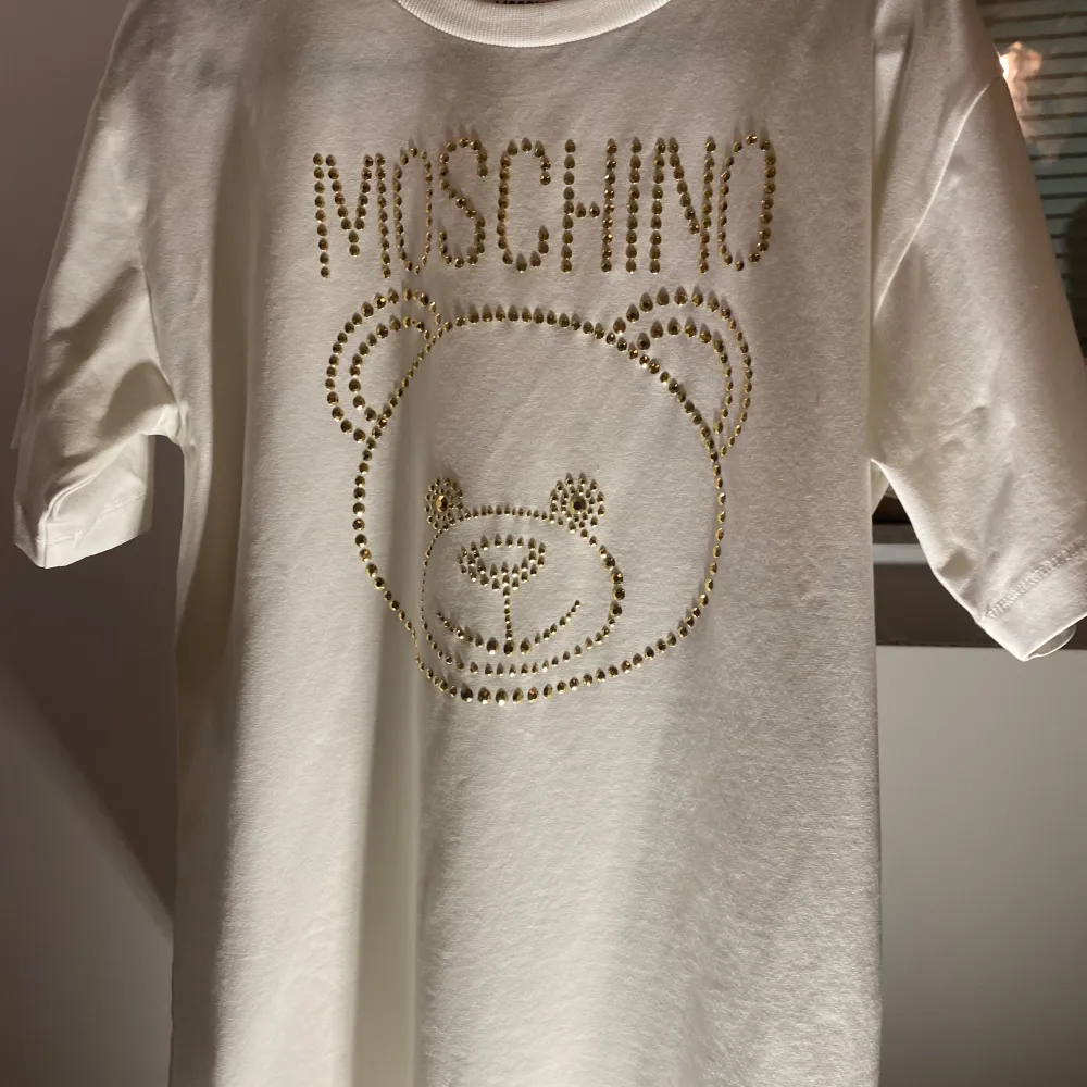 Säljer en Monchino tröja för minst 675 köpte den för ungefär 800kr men den har ett värde på 1300. Har använt den 2 gånger.. T-shirts.