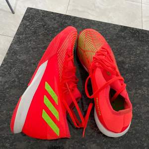 Ett par Adidas predator inomhus fotbollskor perfekt för hösten och den kommande vintern! Storlek 42 2/3 då modellen är på skorna är smal. Skriv vid minsta fundering🔥🌟